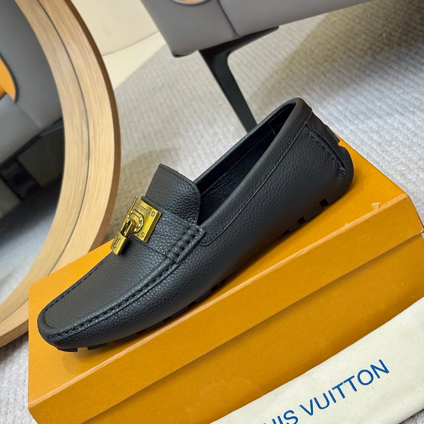 Men's men's shoes 💰420 (Yangli) LV 2⃣️0⃣️2⃣️5️⃣Spring and summer counter GLORIA series models ✈️Original factory special leather production, original last type. A classic driving slip-on casual shoe that shows an elegant style with exquisite craftsmanship details such as Monogram embossing all over the upper🌀Italian imported calfskin fabric Sheepskin foot pads➕Inside～Private mold replica sole Unique style Comfortable driving slip-on Size: 4-12 (38-46) Comes with [Counter packaging: original box, wrapping paper, card, instruction manual, shoehorn, cloth bag] No pressure to enter and leave the counter!